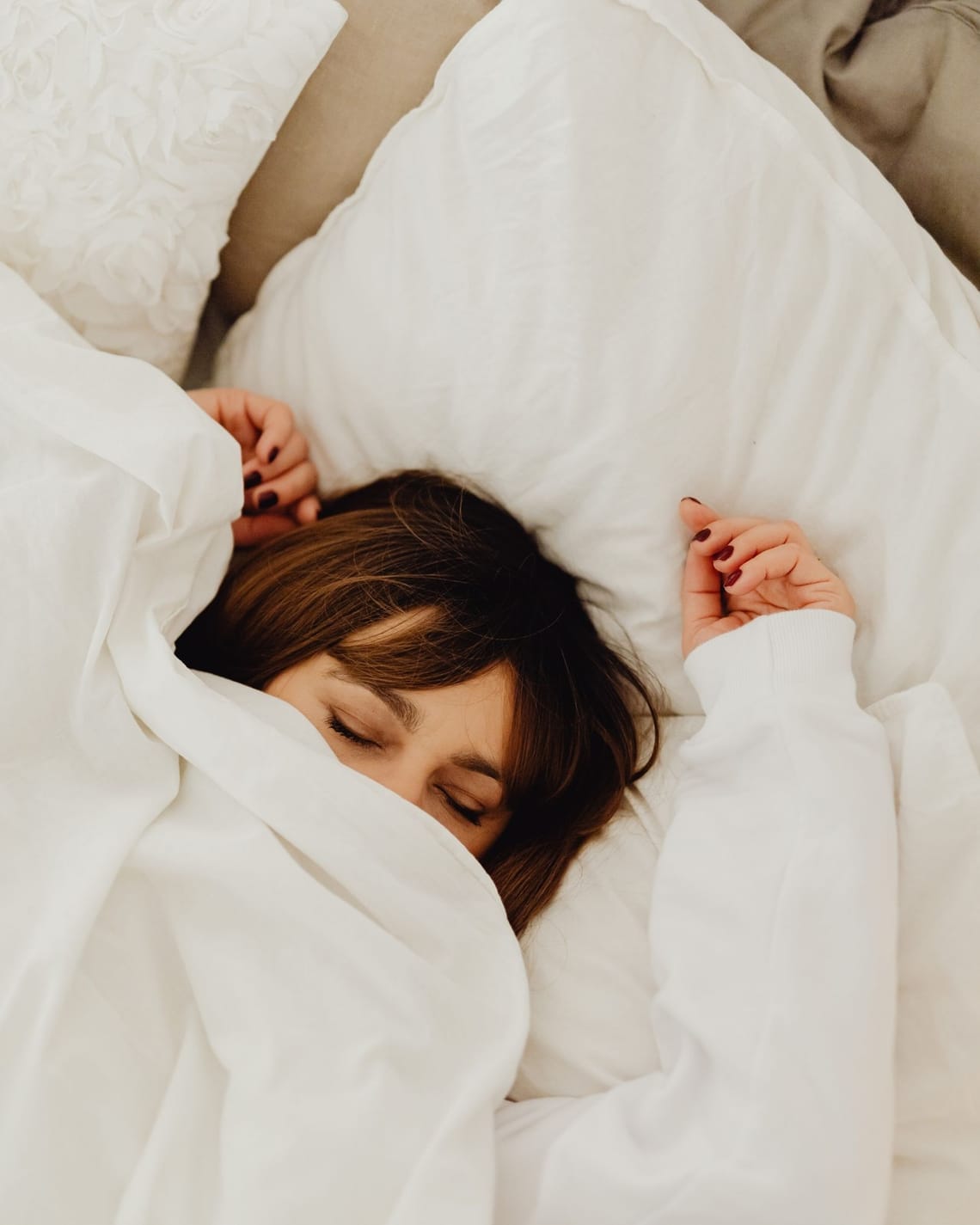 femme qui dort dans un lit